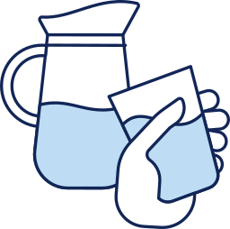 Une carafe et un verre d'eau rempli.